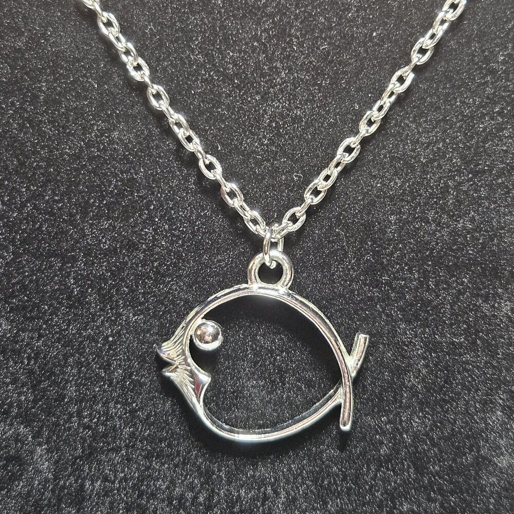 Sarah Coventry - Fish Pendant 24” Necklace - Vintage - Silver Tone EUC
